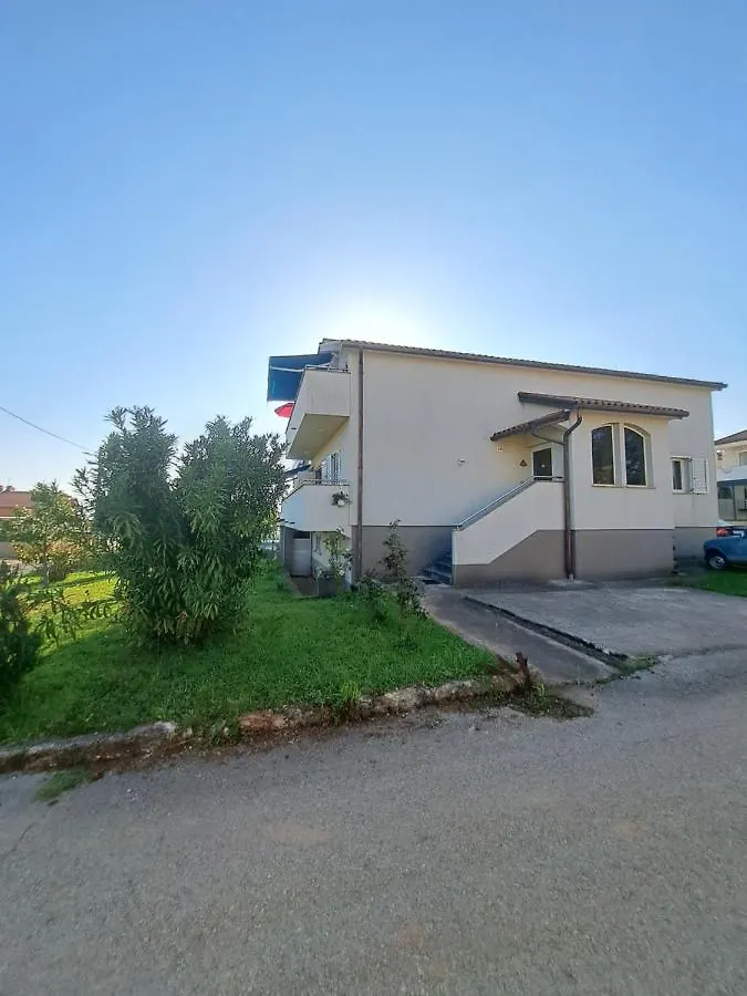 Casa Antonio With Swimming Pool Apartment Novigrad